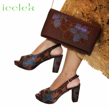 Обувки и чанта за зрели жени в африка стил кафе цвят с цветя модел на тон, удобни токове и платформа за парти в градината