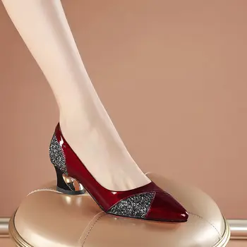 Дамски ежедневни обувки, дамски сандали, модерни ежедневни сватбени обувки на среден ток с остър пръсти, Новост 2023 г., удобна за офис обувки с малките си пръсти.