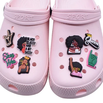 Търговия на едро на аксесоари за обувки от PVC 1бр за Crocs Charms Черна момиче Дамски сандали Обтегач Детски игли Мъжки бижута Дънки Сувенири за партита